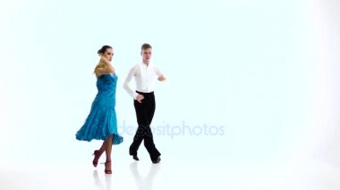 Profesyonel dansçılar çifti latino, beyaz arka plan gerçekleştirin. Ağır çekim