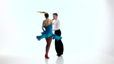 Şampiyonlar dansçılar birkaç rumba, ağır çekim gerçekleştirmek. Beyaz studio