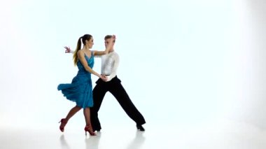 Şampiyonlar dansçılar birkaç latino, ağır çekim gerçekleştirmek. Beyaz studio