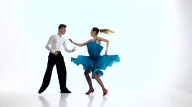 Profesyonel zarif dansçılar, ağır çekim birkaç dans tango. Beyaz studio