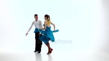 Profesyonel zarif dansçılar, ağır çekim birkaç dans samba. Beyaz studio