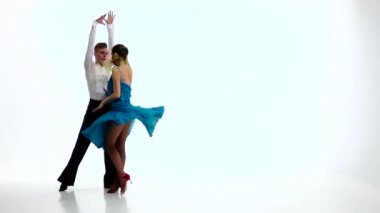 Rumba profesyonel zarif dansçılar, ağır çekim birkaç dans. Beyaz studio