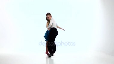 Profesyonel zarif dansçılar, ağır çekim birkaç dans salsa. Beyaz studio