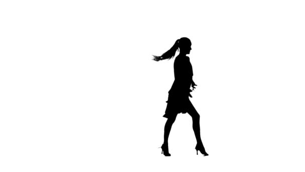 Silhouette di donna che esegue balli da sala. Fondo bianco, rallentatore — Video Stock