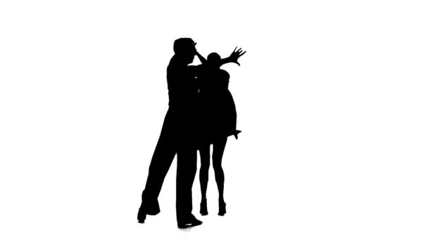 Пара силуэт профессиональных танцев современный на белом фоне. Медленное движение — стоковое видео