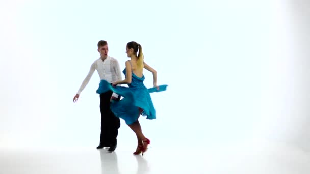 Samba dancing couple of professional elegant dancers,slow motion. White studio — Stock Video