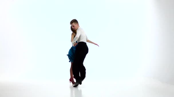 Salsa dansen paar professionele elegante dansers, slow-motion. Witte studio — Stockvideo