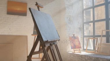 Açık tuval üzerine ahşap şövale sanat atölyesinde boyalı hazır