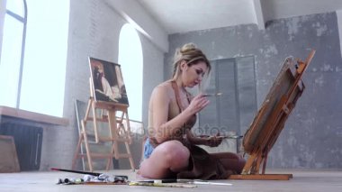 Kadın sanatçı resim resim katta oturan Studio