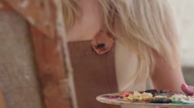 Palet renk yağ ile boya el sanatçı, ağır çekim