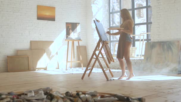 Pinturas al óleo en tubos yacen sobre la mesa con borlas en taller de arte — Vídeos de Stock