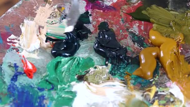 Peintures à l'huile multicolores sur une spatule de mélange de palette. Détails rapprochés — Video