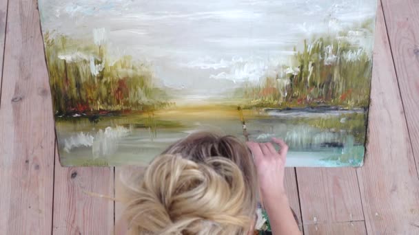 Мальовничий олійний живопис у виконанні молодої дівчини-художниці. Вид зверху — стокове відео