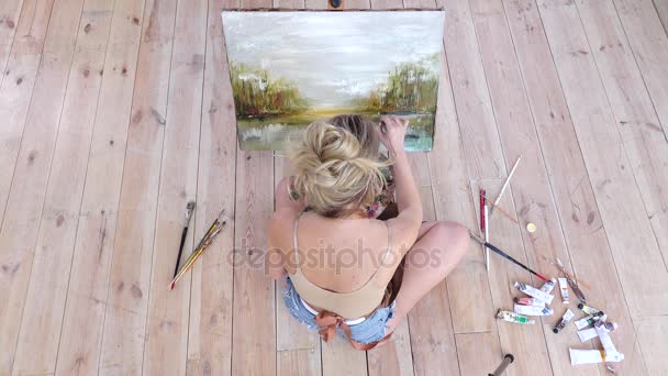 Pintura al óleo pintoresco realizado por la mujer rubia artista. Vista superior — Vídeos de Stock