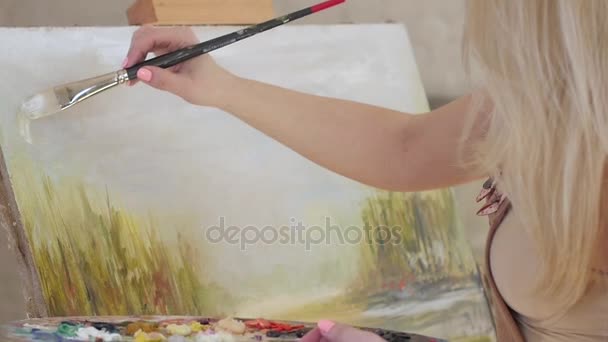 Criação de pintura com tintas a óleo e pincel largo, câmera lenta — Vídeo de Stock