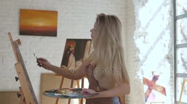 Kadın sanatçı boya üzerine yağlıboya yavaş hareket, yan görünüm