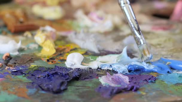 Misture cores azuis e brancas pintura a óleo. Movimento lento, close-up — Vídeo de Stock