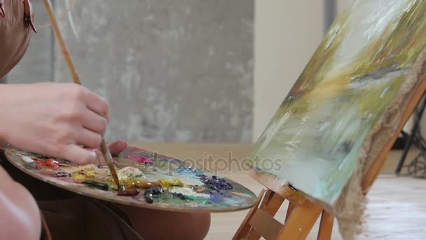 Chica profesional artista pinturas al óleo sobre lienzo. Detalles, cámara lenta — Vídeos de Stock