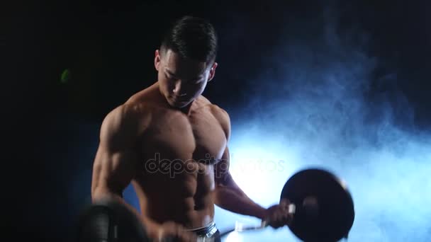 Gewichtheffer liften de bar terwijl het aantonen van kracht. Zwarte rook achtergrond — Stockvideo