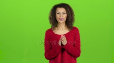 Alkışlar Afro Amerikan kız ve gülümsüyor, yeşil ekran. Ağır çekim