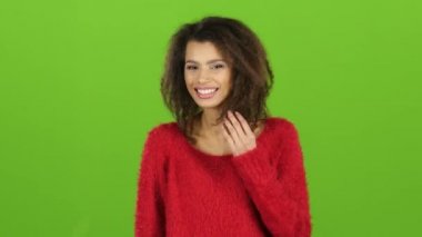 Afro Amerikalı kadın kırmızı kazaklı contagiously kahkahalar, yeşil ekran