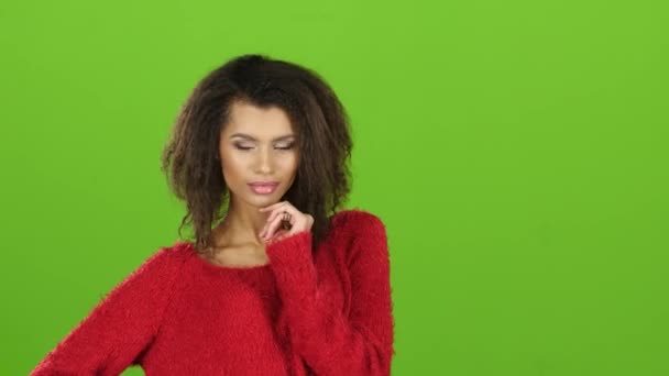 Afro Amerikaans meisje die zich voordeed op de camera, groen scherm. Close ups — Stockvideo