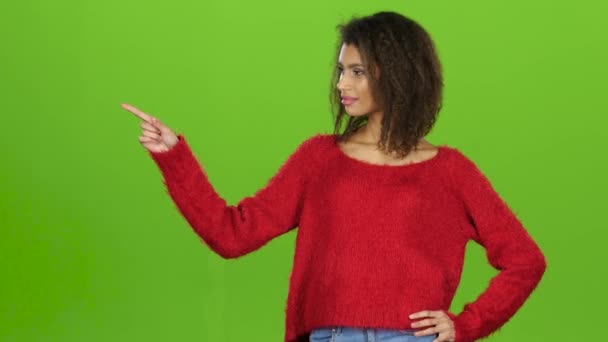 Femme utilise l'interface olographe d'ordinateur de réalité virtuelle d'écran tactile, écran vert — Video