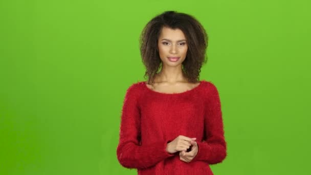 Женщина использует голографический сенсорный экран виртуальной реальности компьютерный интерфейс, зеленый экран — стоковое видео
