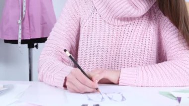 Moda Tasarımcısı fikirlerini temsil ediyor, çok yetenekli ve genç bir kız. Yakın çekim