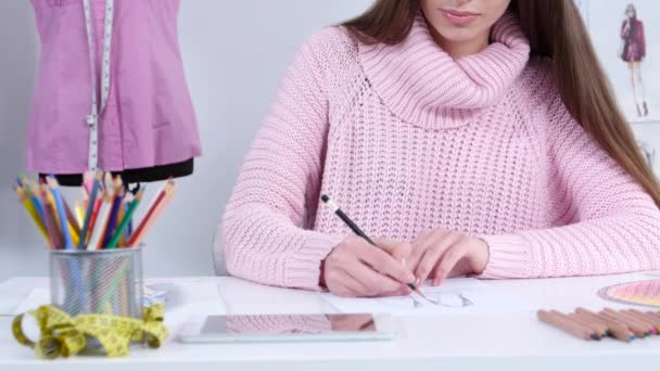 Créateur de mode dans son atelier dessine des croquis pour le magazine — Video