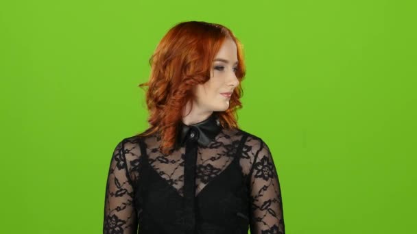 Mädchen schaut sich um und lächelt süß. Green Screen. Nahaufnahme — Stockvideo