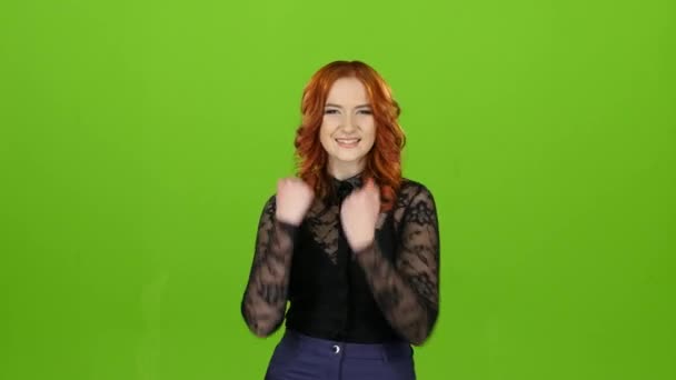 Redhaired dívka začne tančit, je v dobré náladě. Zelená obrazovka — Stock video