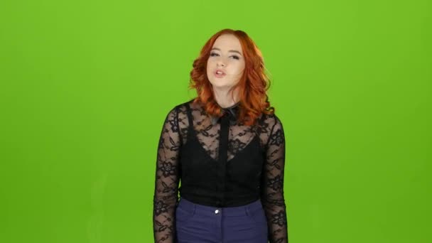 Teenager-Mädchen wird wütend und schreit, sie ist aufgeregt. Green Screen — Stockvideo