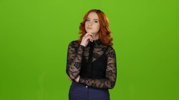 Girl tries to find the answer to the question, thinks for a long time and finds the answer. Green screen — Stock Video