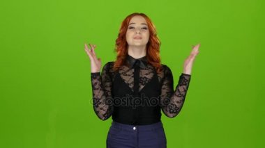 Kız olumlu yanıt gülümseme umuduyla onun parmak çarpı işareti. Yeşil ekran