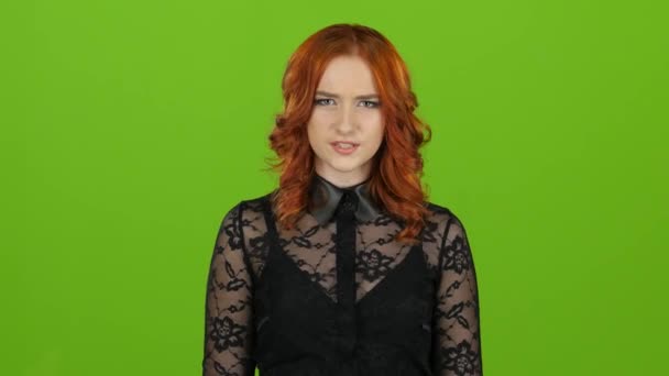 Teenage girl gets angry and screams, she is excited. Green screen. Close up — Stock Video