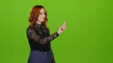 Kız sanal çerçeveler, bilgisayar grafikleri ile çalışıyor. Yeşil ekran