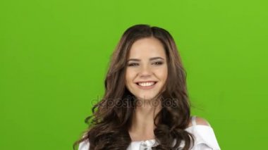Kız gülümsüyor ve herkes onun etrafında onu hassasiyet sağlar. Yeşil ekran. Yakın çekim