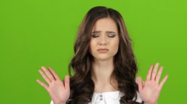 Kız bir baş ağrısı vardır, basınç tapınaklar yanıp. Yeşil ekran. Yakın çekim