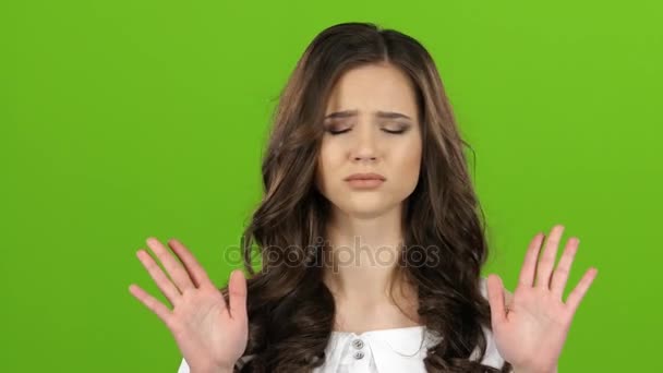 Flicka har en huvudvärk, trycket pulserar i templen. Grön skärm. Närbild — Stockvideo