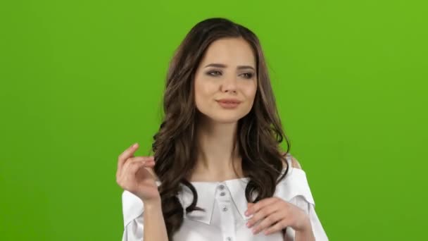 다른 사람에 게 보내는 키스의 여자는 그녀의 손을 파도. 녹색 화면입니다. 클로즈업 — 비디오