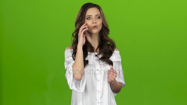 Μελαχρινή κοπέλα ορκίζεται στο τηλέφωνο και κραυγές. Πράσινη οθόνη — Αρχείο Βίντεο