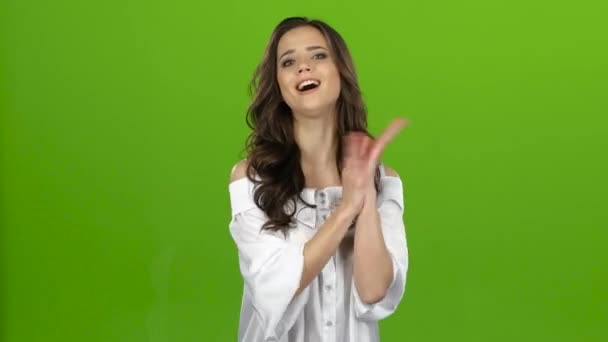 소녀 서 하 고 좋은 성능을 applauds는 행복. 녹색 화면 — 비디오