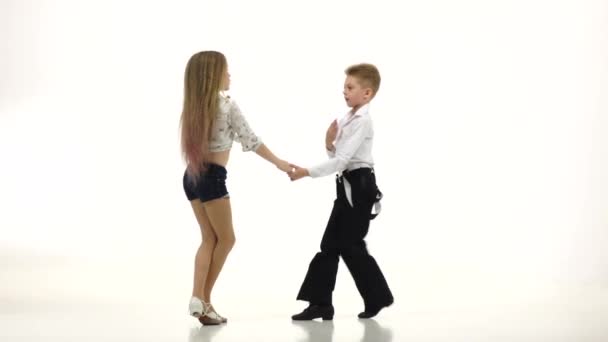 Λίγο χορευτές σε όμορφα κοστούμια εκτελούν έναν χορό retmic. Λευκό φόντο. Αργή monion — Αρχείο Βίντεο