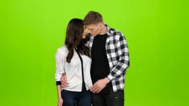 Seven çift birbirine flört ediyor ve selfies yapar. Yeşil ekran