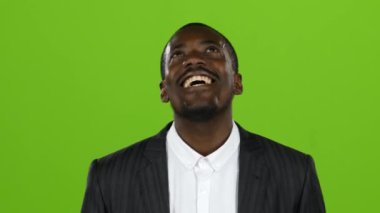Afro-Amerikan harika adam, onun bir gülümseme her şeyin üstesinden gelir ve kahkaha bulaşıcıdır. Yeşil ekran. Yakın çekim