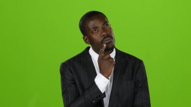 Afrikalı-Amerikalı ana soru üzerine yansıtır ve yanıtı bulur. Yeşil ekran