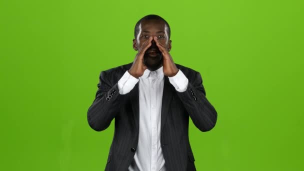 Forretningsmann african amerikansk høylytt kaller på folk. Grønn skjerm – stockvideo