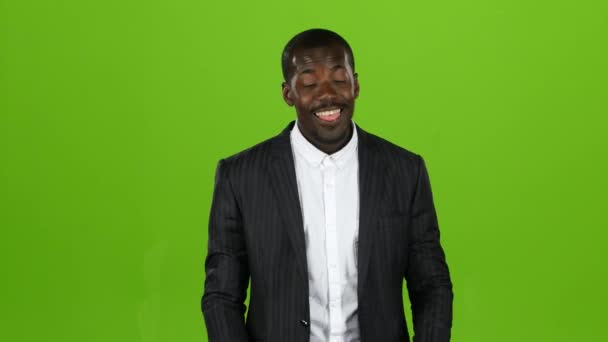 アフリカ系アメリカ人が異なるしかめっ面をビルドは、彼は良い気分。緑色の画面 — ストック動画