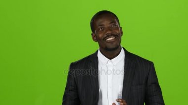 Başparmak Afrikalı-Amerikalı geliyor, her şey üzerinde olumlu hes seviyor. Yeşil ekran